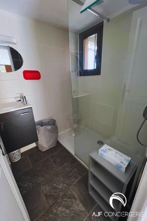 Een douche, een haardroger, handdoeken, toiletpapier