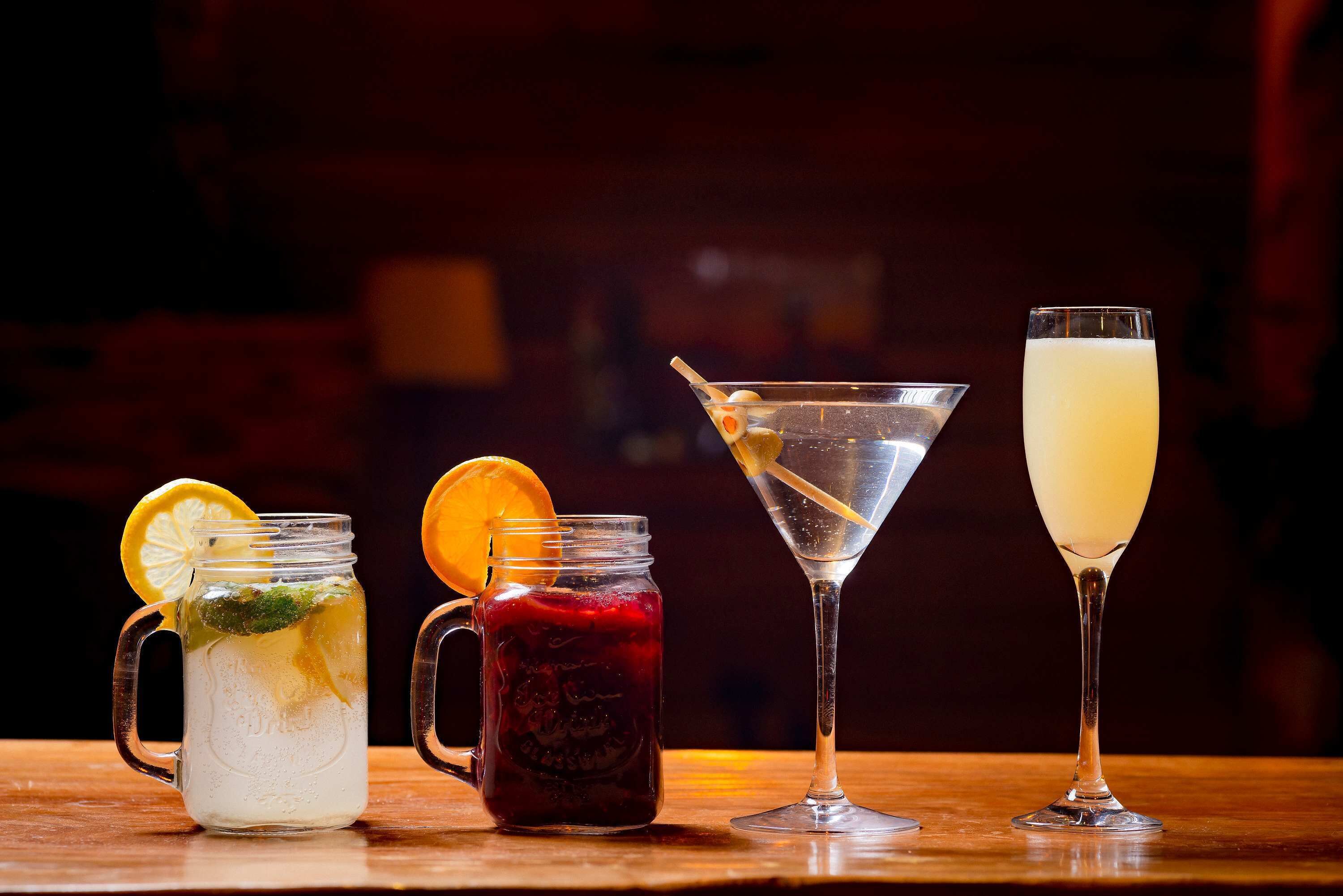 Trois types de boissons différents sur une table en bois.