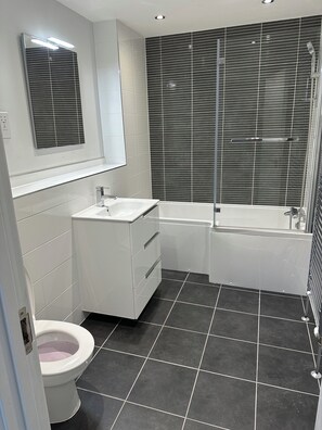 Douche, sèche-cheveux, serviettes fournies, savon