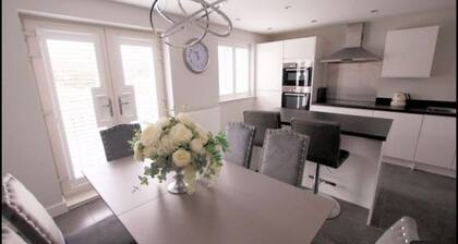 Solent Heights Modern Luxury with Hot Tub & Garden Sleeps 8