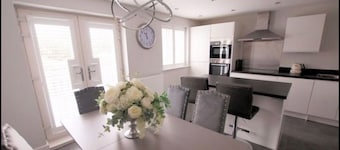 Solent Heights Modern Luxury with Hot Tub & Garden Sleeps 8