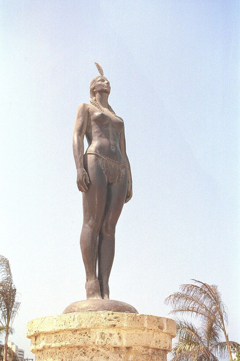 Una statua di una donna su un piedistallo.