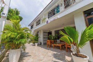 Front of property - Oresca Hostel (Cartagena)