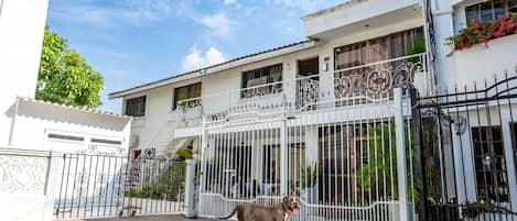 Fachada de la propiedad