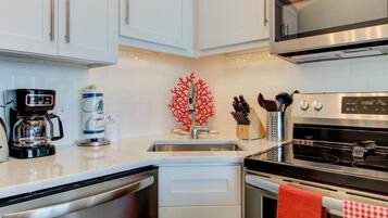 Refrigerador, microondas, horno y lavavajillas