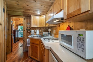 ثلاجة، ميكروويف، موقد طهي مسطح، ماكينة لصنع القهوة/الشاي