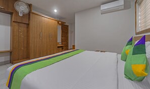 Premium Room | Desk, iron/ironing board, bed sheets