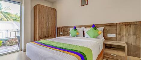 Habitació Deluxe | Escriptori, planxa i posts de planxar i roba de llit