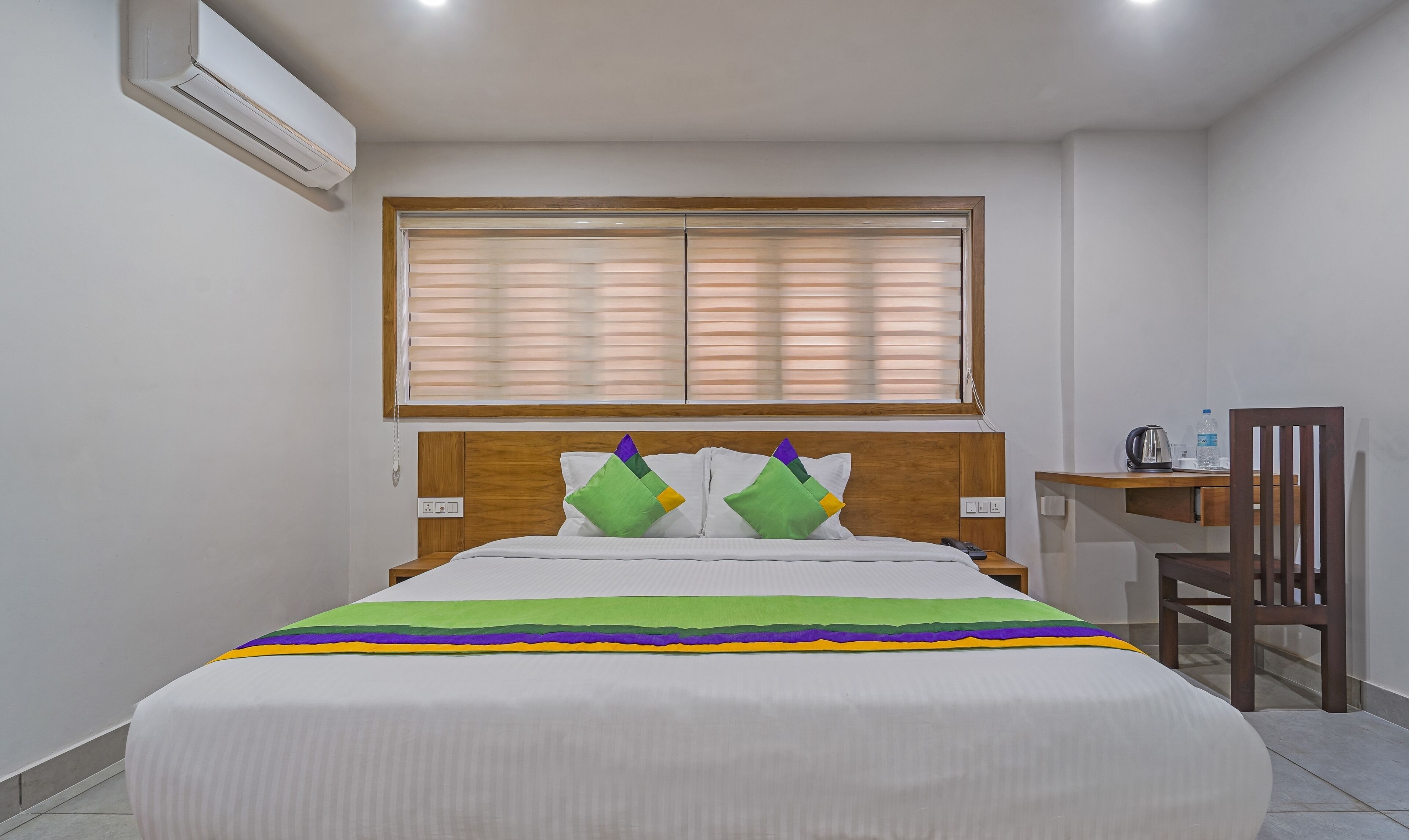 Premium Room | Desk, iron/ironing board, bed sheets