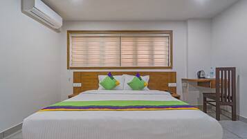 Premium Room | Desk, iron/ironing board, bed sheets