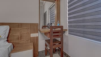 Habitación estándar | Escritorio, tabla de planchar con plancha y ropa de cama