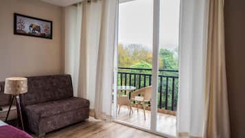 Mountain View Platinum with Private Balcony | Living area | 32-inch flat-screen TV with cable channels