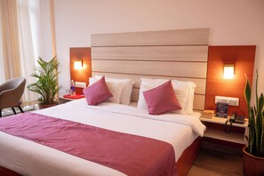 Mountain View Deluxe Room | Living area | 32-inch flat-screen TV with cable channels