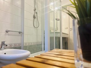 Shower, hair dryer, bidet, towels - Liu at the Avenue (Agrigento)