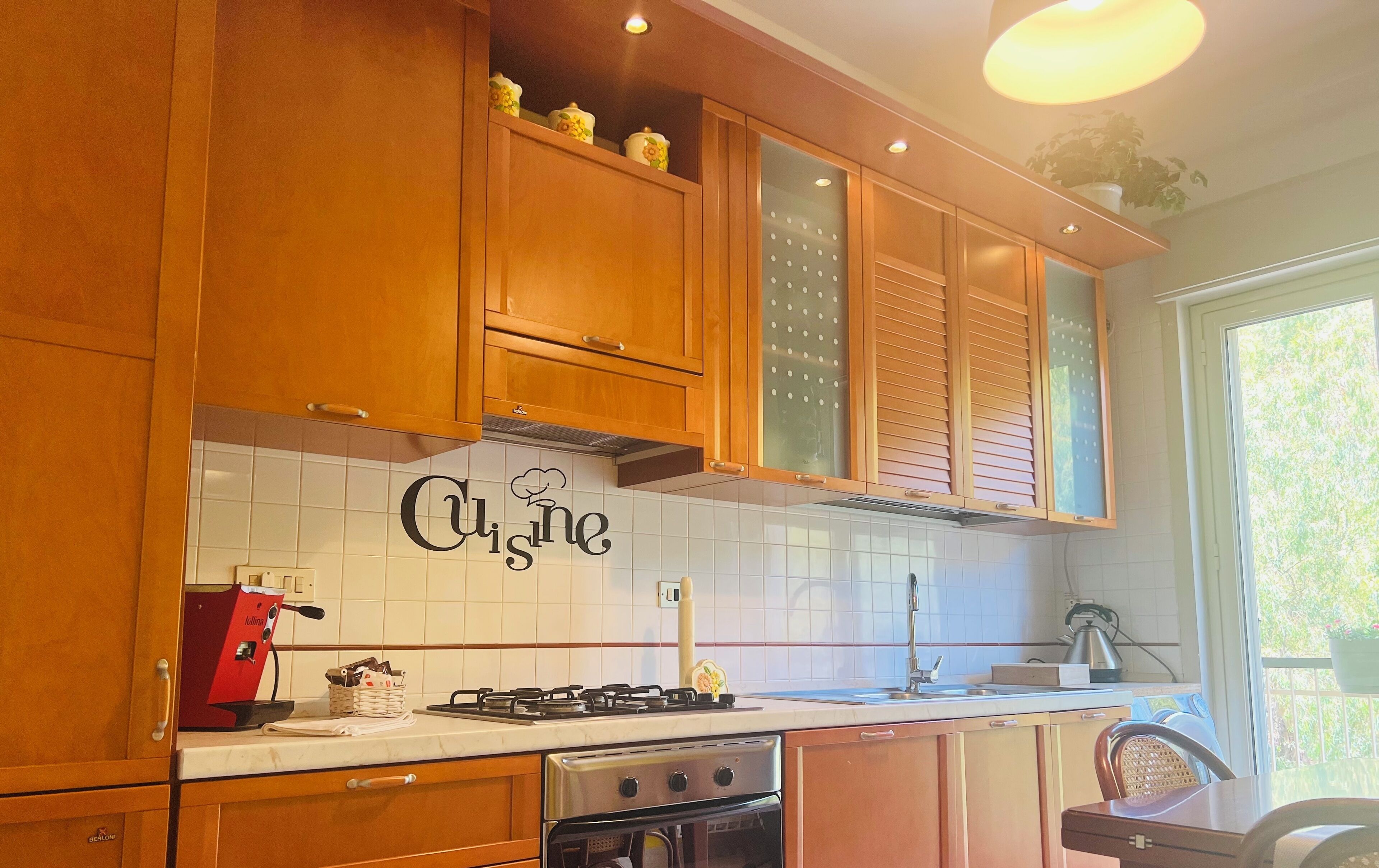 Frigorifero, forno, piano cottura, lavastoviglie