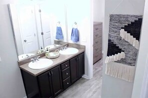 Shower - Beach 4 mins away! Bar, Projector, Entire home! (Navarre)