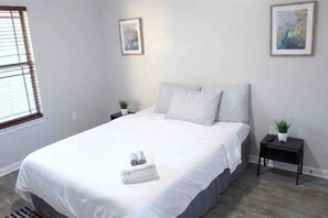 3 bedrooms, WiFi - Beach 4 mins away! Bar, Projector, Entire home! (Navarre)