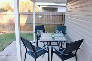 Outdoor dining - Beach 4 mins away! Bar, Projector, Entire home! (Navarre)