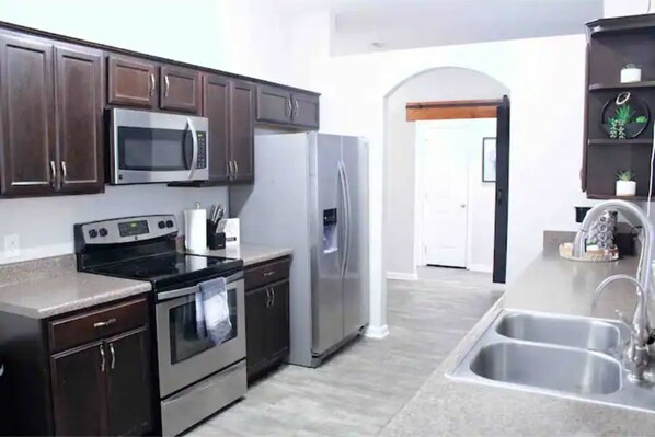 Private kitchen - Beach 4 mins away! Bar, Projector, Entire home! (Navarre)