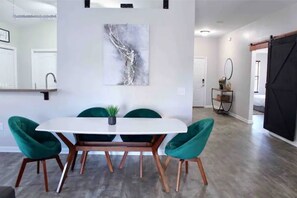 Dining - Beach 4 mins away! Bar, Projector, Entire home! (Navarre)