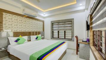 Premier Double Room | Desk, iron/ironing board