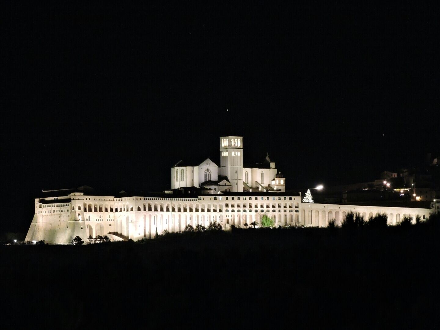 Un grand bâtiment imposant, ressemblant à un château, illuminé la nuit.