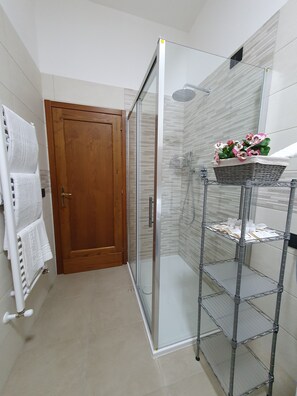 Regadera, secadora de cabello, bidet, toallas 