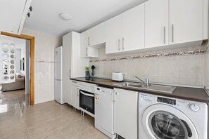 Fridge, oven, dishwasher, coffee/tea maker