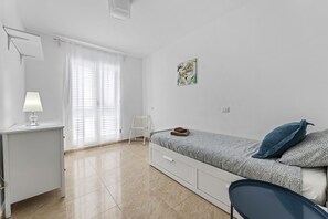 3 bedrooms, iron/ironing board, free WiFi, bed sheets