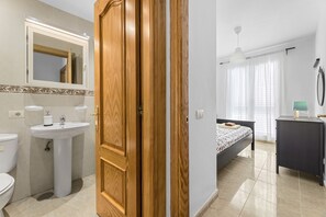 Douche, sèche-cheveux, serviettes fournies