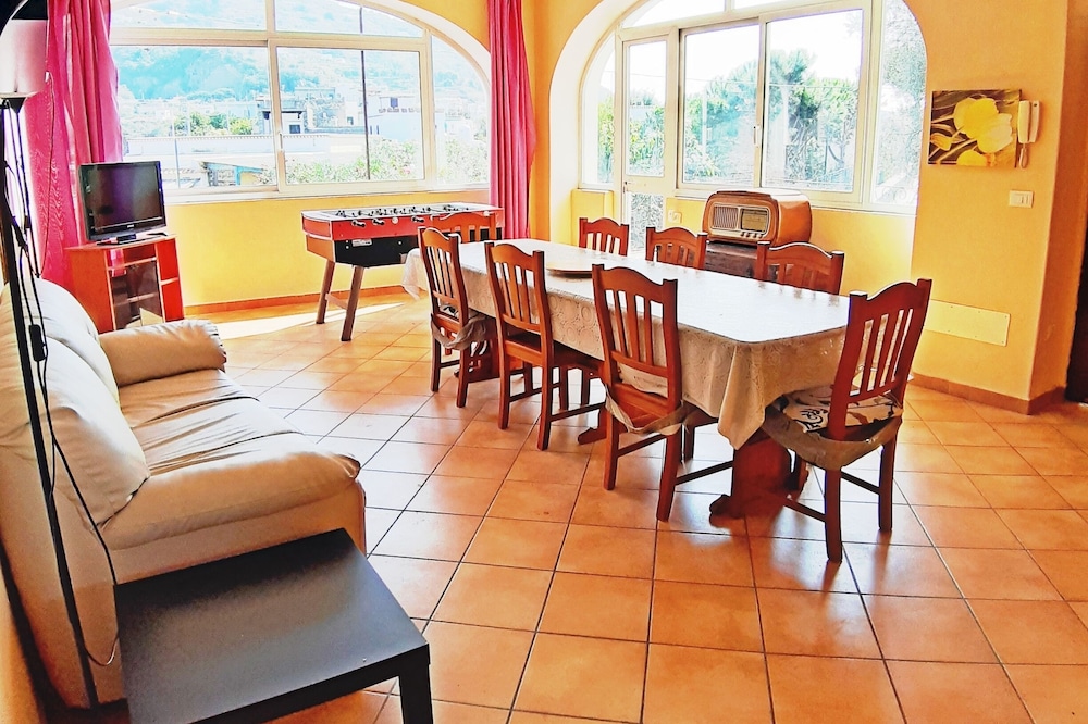 Large independent 120 m2 apartment, 2 bedrooms, double living room and terrace.