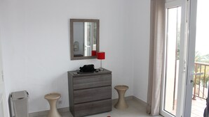 A bedroom with a grey dresser, a red lamp, a beige toilet, and a red rug. - Villa 6p sea view all comfort beach accessible on foot! (Grosseto-Prugna)
