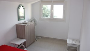 A small, clean room with a bed, a dresser, a mirror, and a window. - Villa 6p sea view all comfort beach accessible on foot! (Grosseto-Prugna)