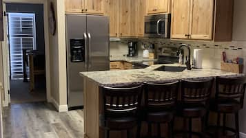 Réfrigérateur, micro-ondes, four, plaque de cuisson