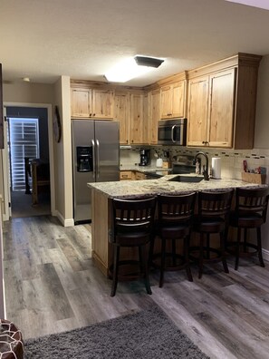 Réfrigérateur, four à micro-ondes, un four, surface de cuisson