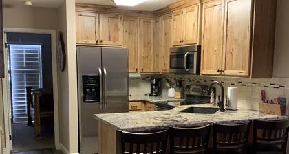 Year-round resort condo minutes from skiing, lake, golf, pool, sleeps 6