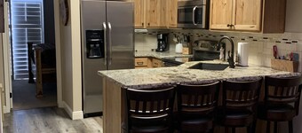 Year-round resort condo minutes from skiing, lake, golf, pool, sleeps 6