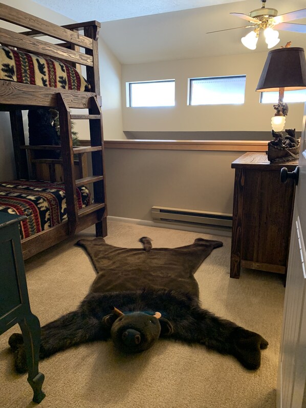3 bedrooms, travel crib, free WiFi, bed sheets