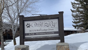 Une pancarte devant le Wolf Lodge, situé au 3615, avenue North Wolf Lodge, indique qu’il s’agit d’une résidence où les animaux de compagnie et le tabagisme sont interdits.