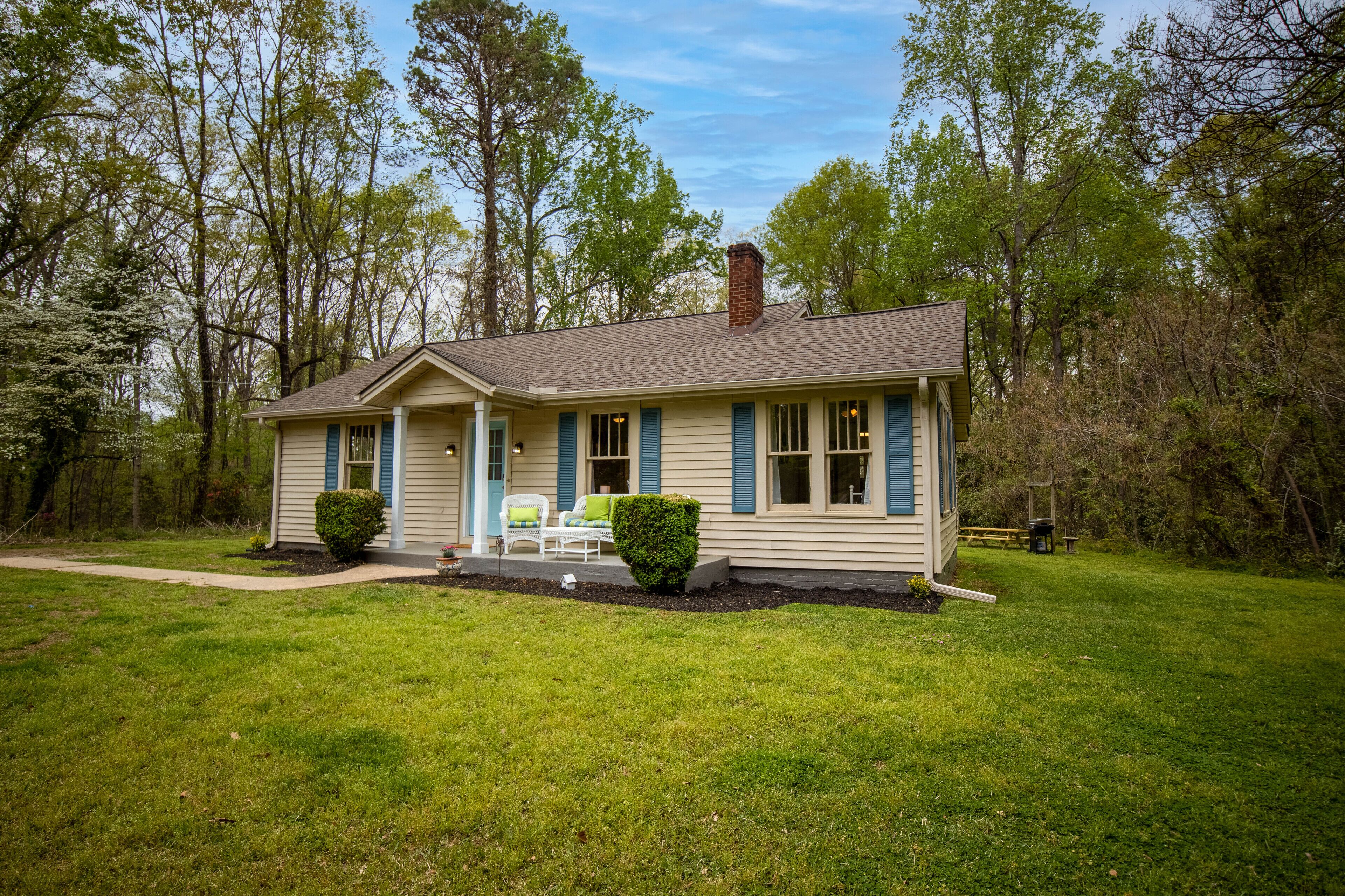 Family/Pet-friendly house with ACRES of outdoor space!