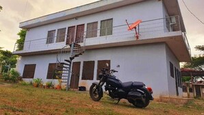 Un edificio de dos pisos con una escalera caracol que conduce al piso superior.