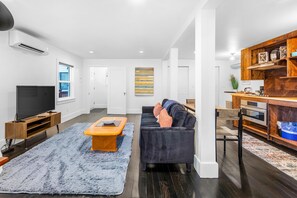 Departamento urbano | Área de sala de estar | Smart TV y servicios de streaming