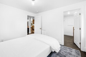 Departamento urbano | Ropa de cama de alta calidad, camas con efecto memoria y escritorio 