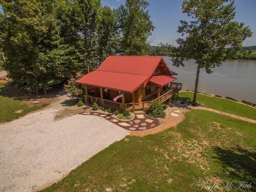 Come relax & enjoy our luxury log cabin, watch barges on banks of the Ohio River