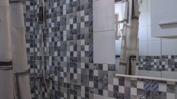 Superior Apartment | Bathroom | Free toiletries, hair dryer, slippers, towels