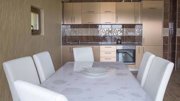 Deluxe Apartment | In-room dining