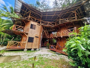 Casa na árvore tradicional | Wi-Fi de cortesia, roupa de cama