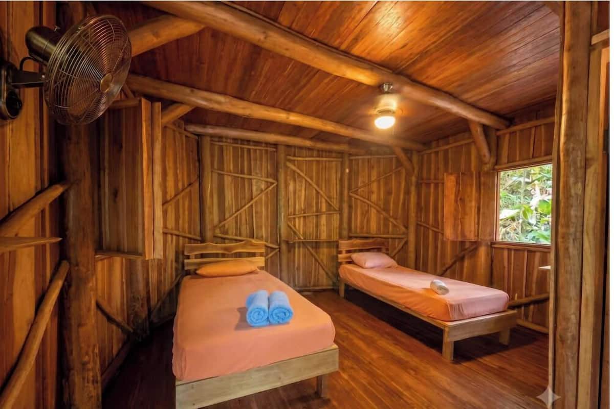 Casa de árbol tradicional | Wifi gratis y ropa de cama