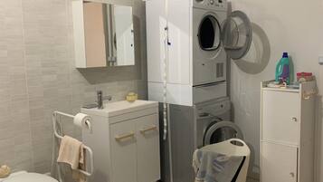 Douche, sĂšche-cheveux, serviettes fournies, savon