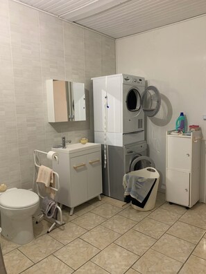 淋浴设施、吹风机、毛巾、肥皂